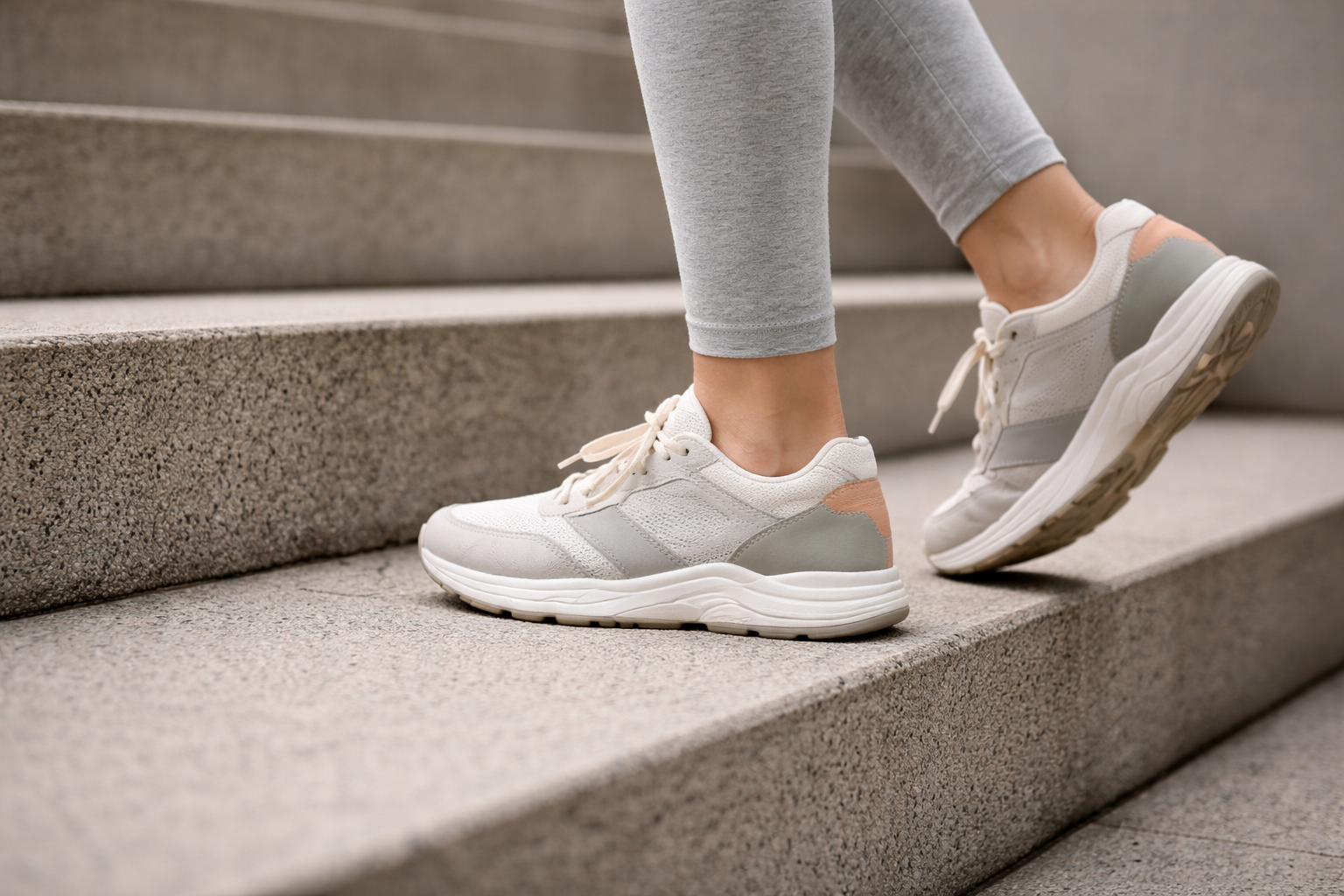 Pessoa caminhando em ambiente urbano, contexto de retomada de movimento